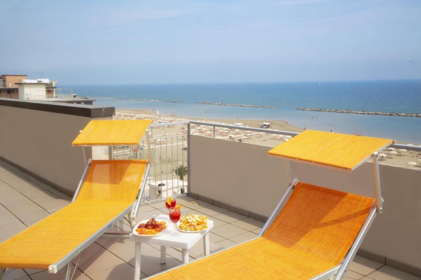 Hotel Salsedine " 5 Mt From The Beach ! " Rimini Exterior foto