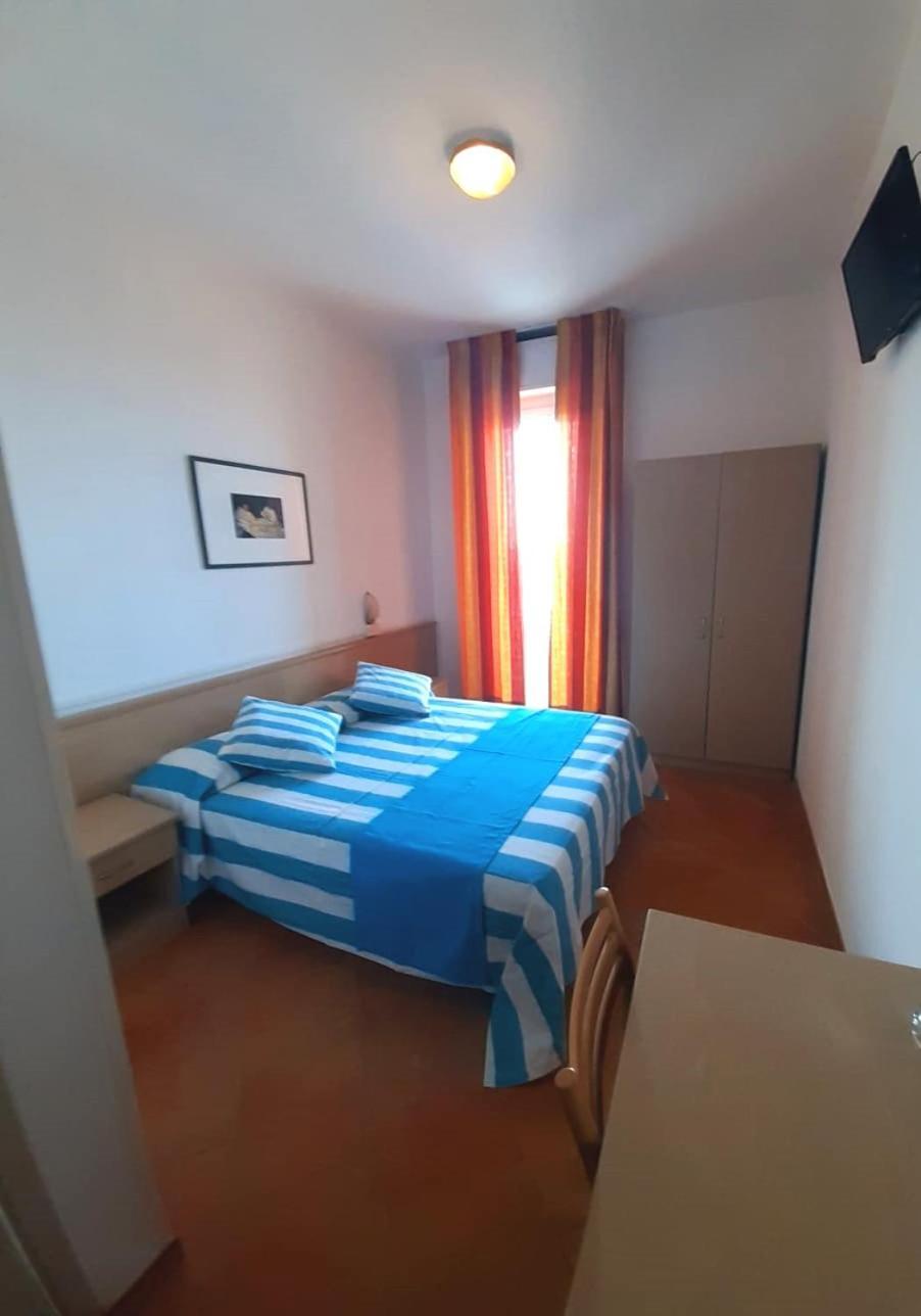 Hotel Salsedine " 5 Mt From The Beach ! " Rimini Exterior foto