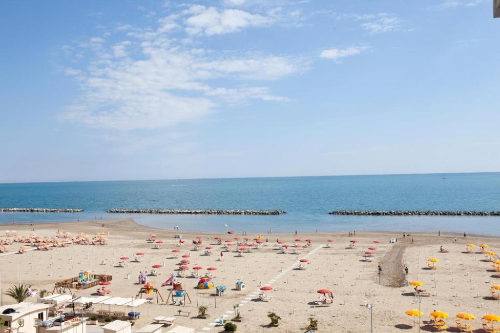 Hotel Salsedine " 5 Mt From The Beach ! " Rimini Exterior foto