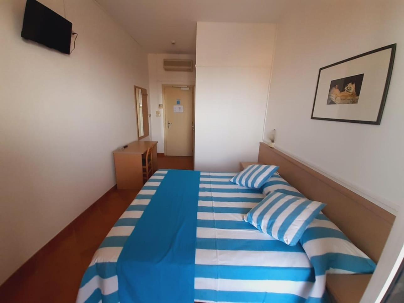 Hotel Salsedine " 5 Mt From The Beach ! " Rimini Exterior foto