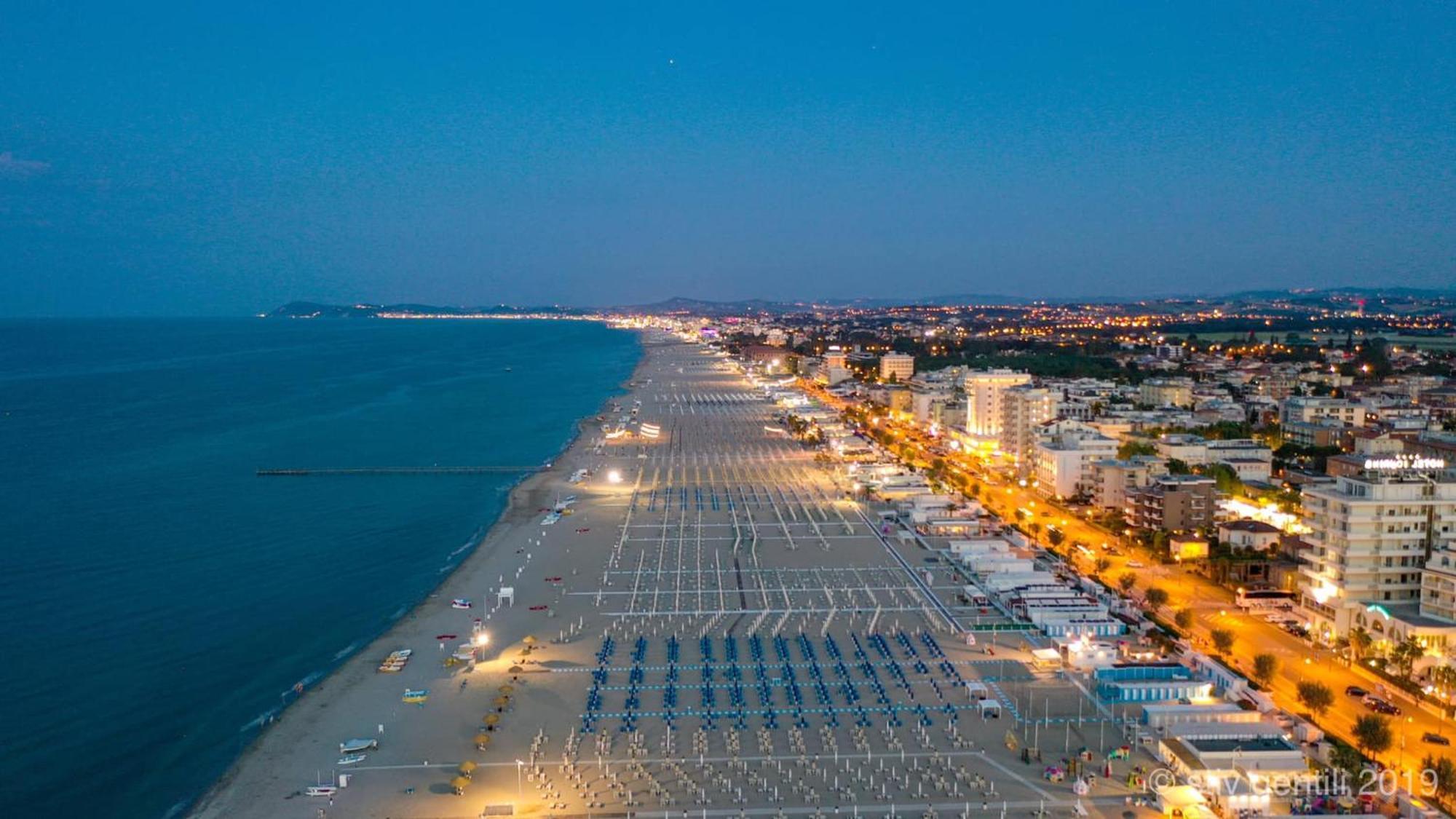 Hotel Salsedine " 5 Mt From The Beach ! " Rimini Exterior foto