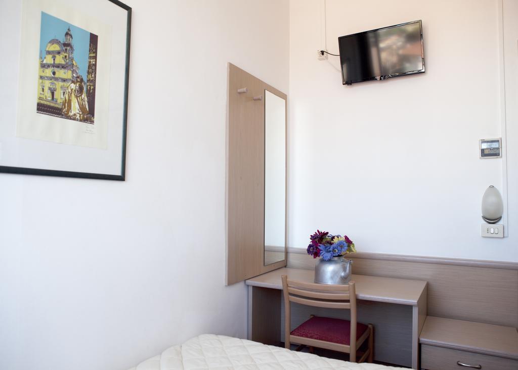 Hotel Salsedine " 5 Mt From The Beach ! " Rimini Exterior foto