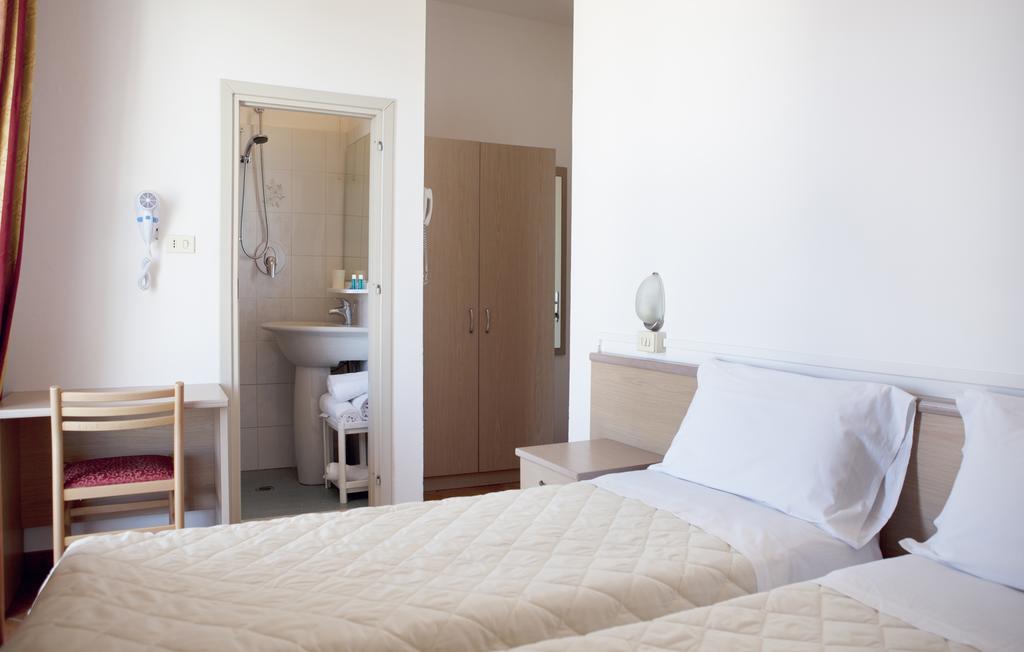 Hotel Salsedine " 5 Mt From The Beach ! " Rimini Exterior foto
