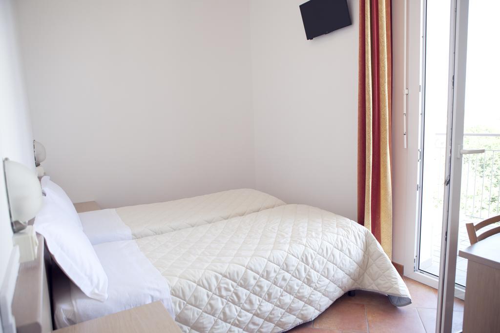 Hotel Salsedine " 5 Mt From The Beach ! " Rimini Exterior foto