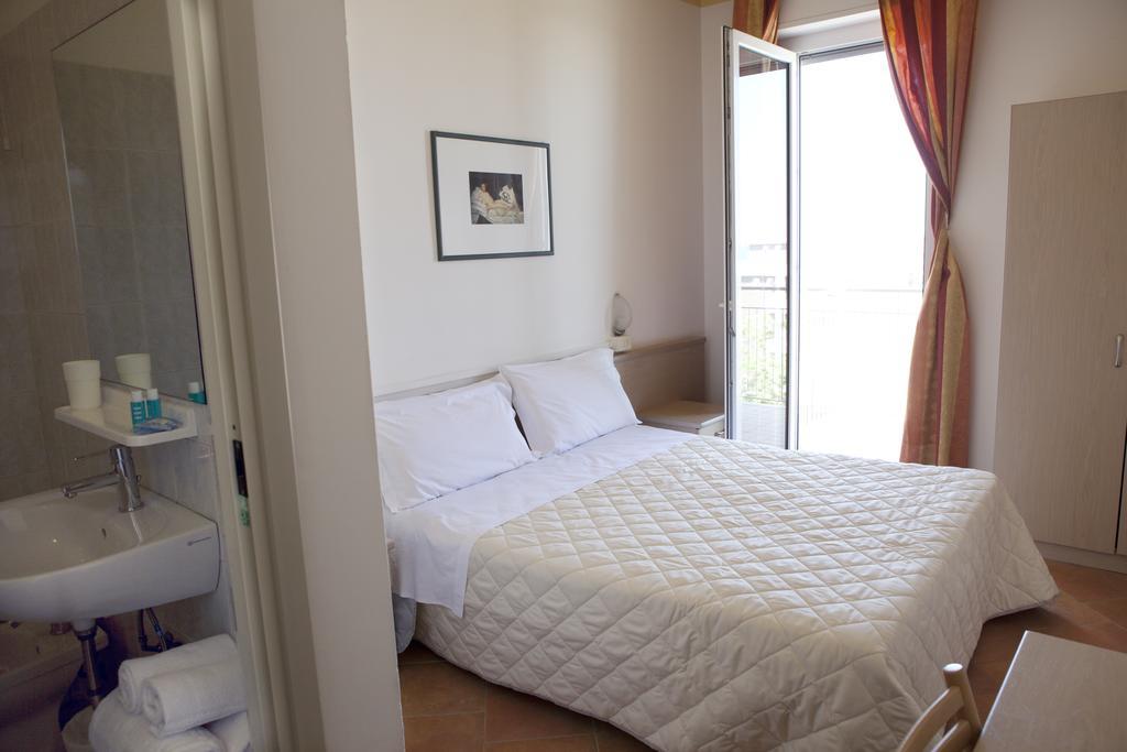 Hotel Salsedine " 5 Mt From The Beach ! " Rimini Exterior foto