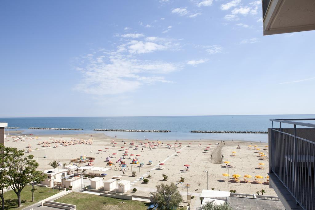 Hotel Salsedine " 5 Mt From The Beach ! " Rimini Exterior foto